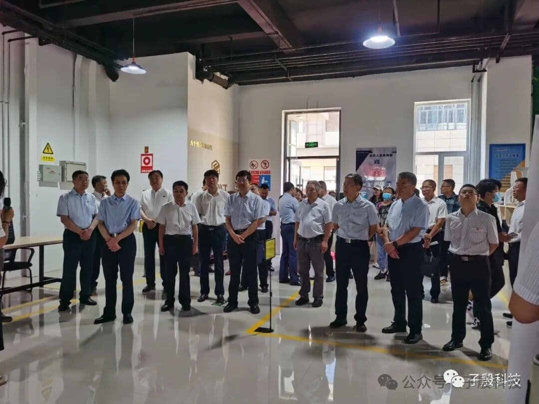 官员参观车间