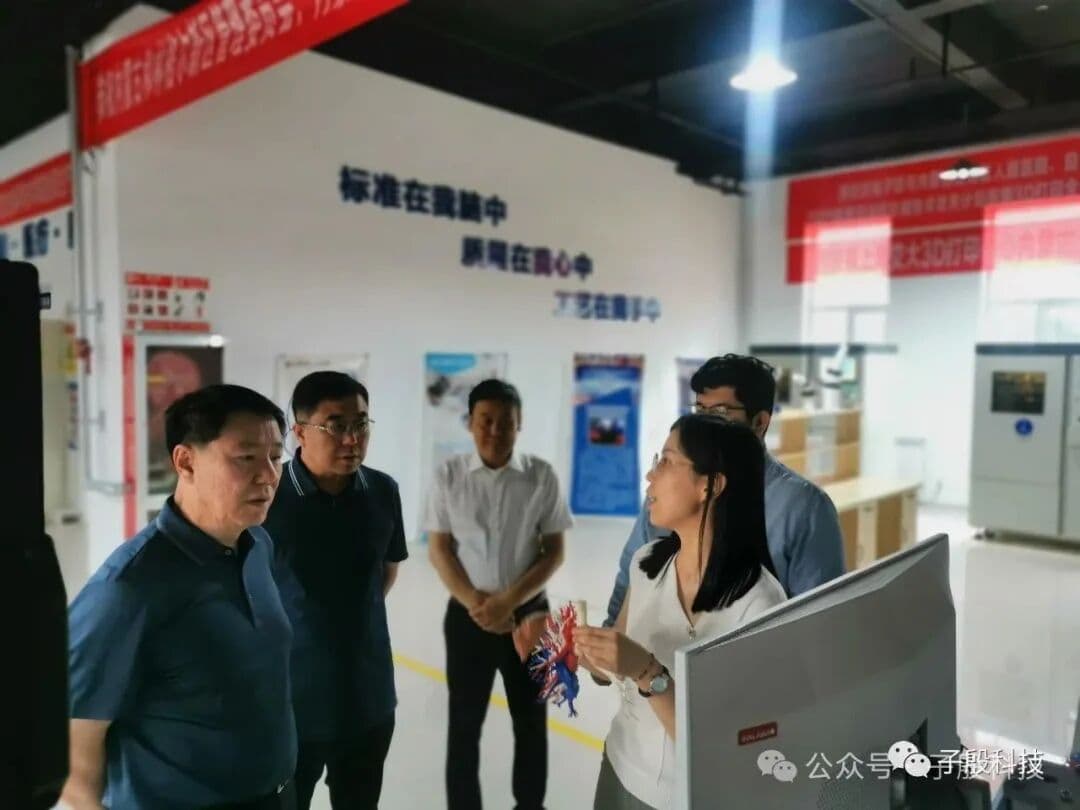 向领导展示3D打印技术