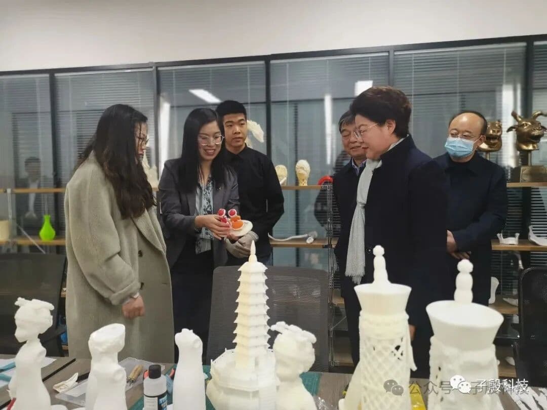 领导观摩3D打印模型