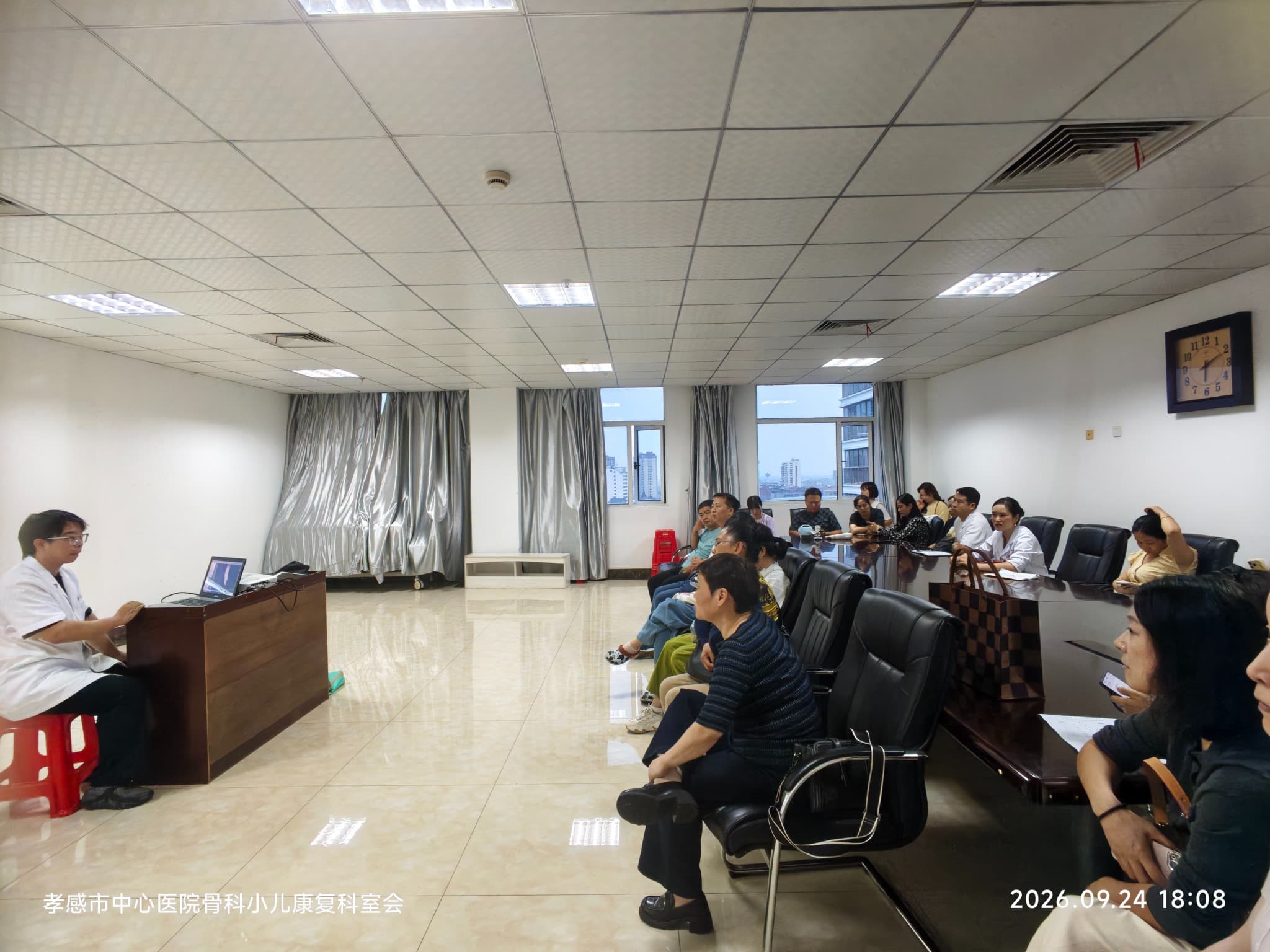 图3|科室会现场,参会人员听取儿童康复相关技术介绍。